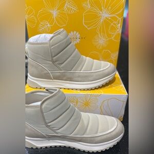 Yellow Box Ravel Puffer Slip-on Winter Snow Ski Sneaker Bone Ankle Boots 9.5 M